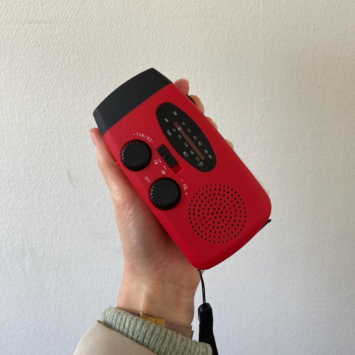 Nødradio med Håndsving Opladning - Indbygget Solceller, Lygte & Powerbank