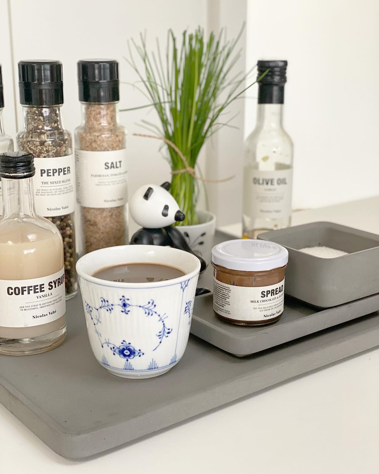 LIKEconcrete KARIN - Bakke i beton medium - Grå