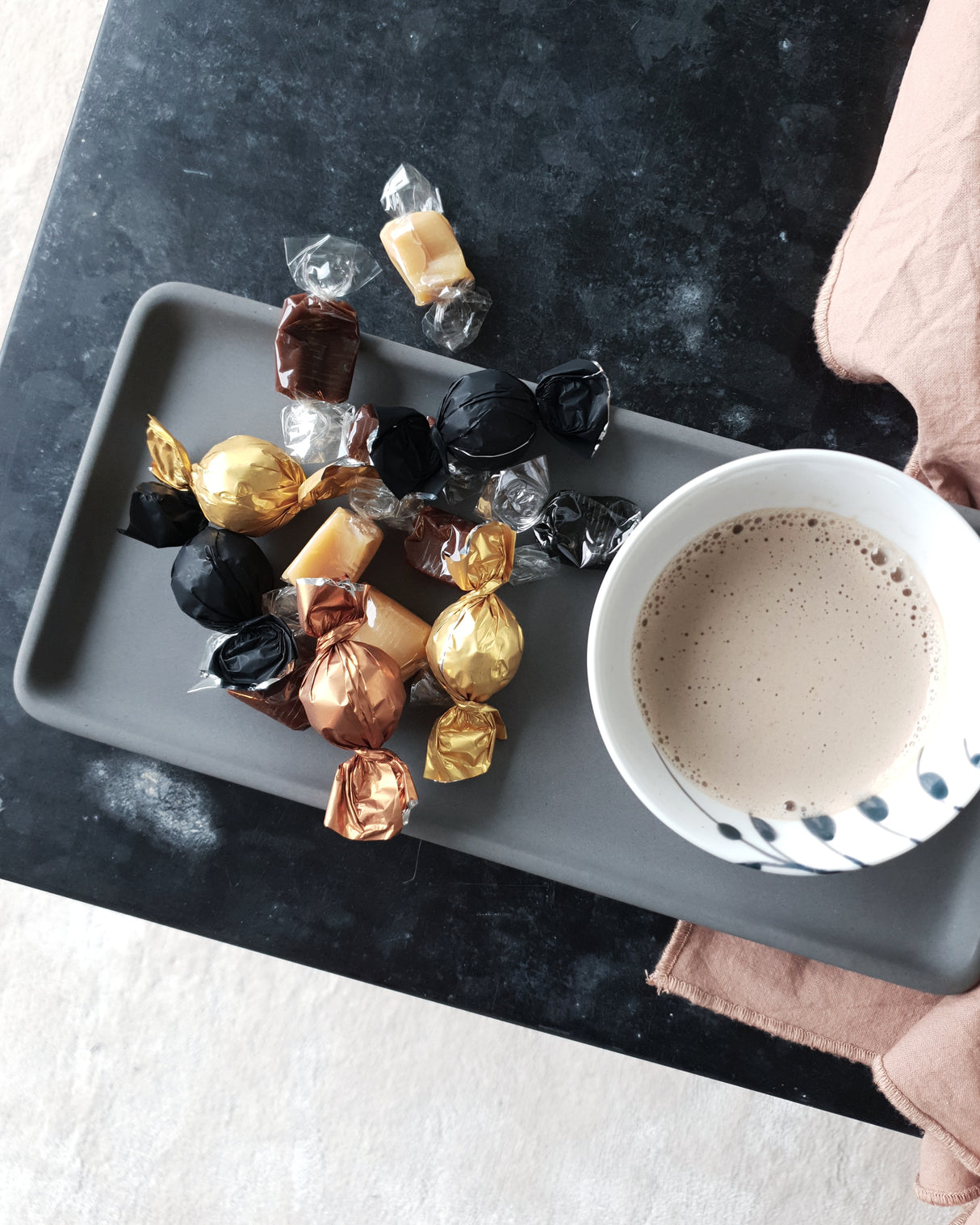 LIKEconcrete KARIN - Bakke i beton small - Hvid