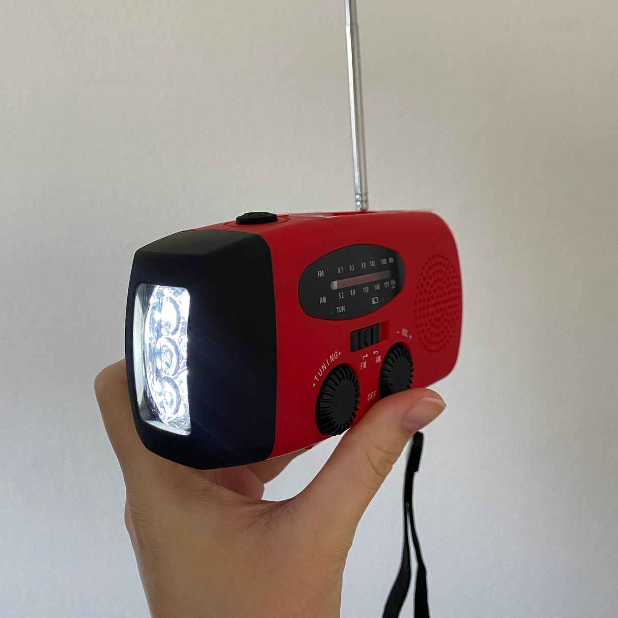 Nødradio med Håndsving Opladning - Indbygget Solceller, Lygte & Powerbank